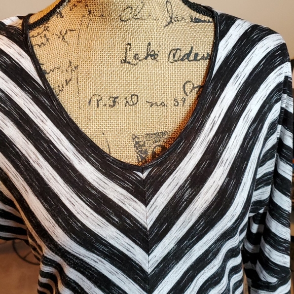 Apt.9 size Medium 3/4 sleeved chevron top - Picture 3 of 8
